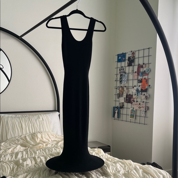 Elegant Black Sleeveless Dress - Picture 1 of 4